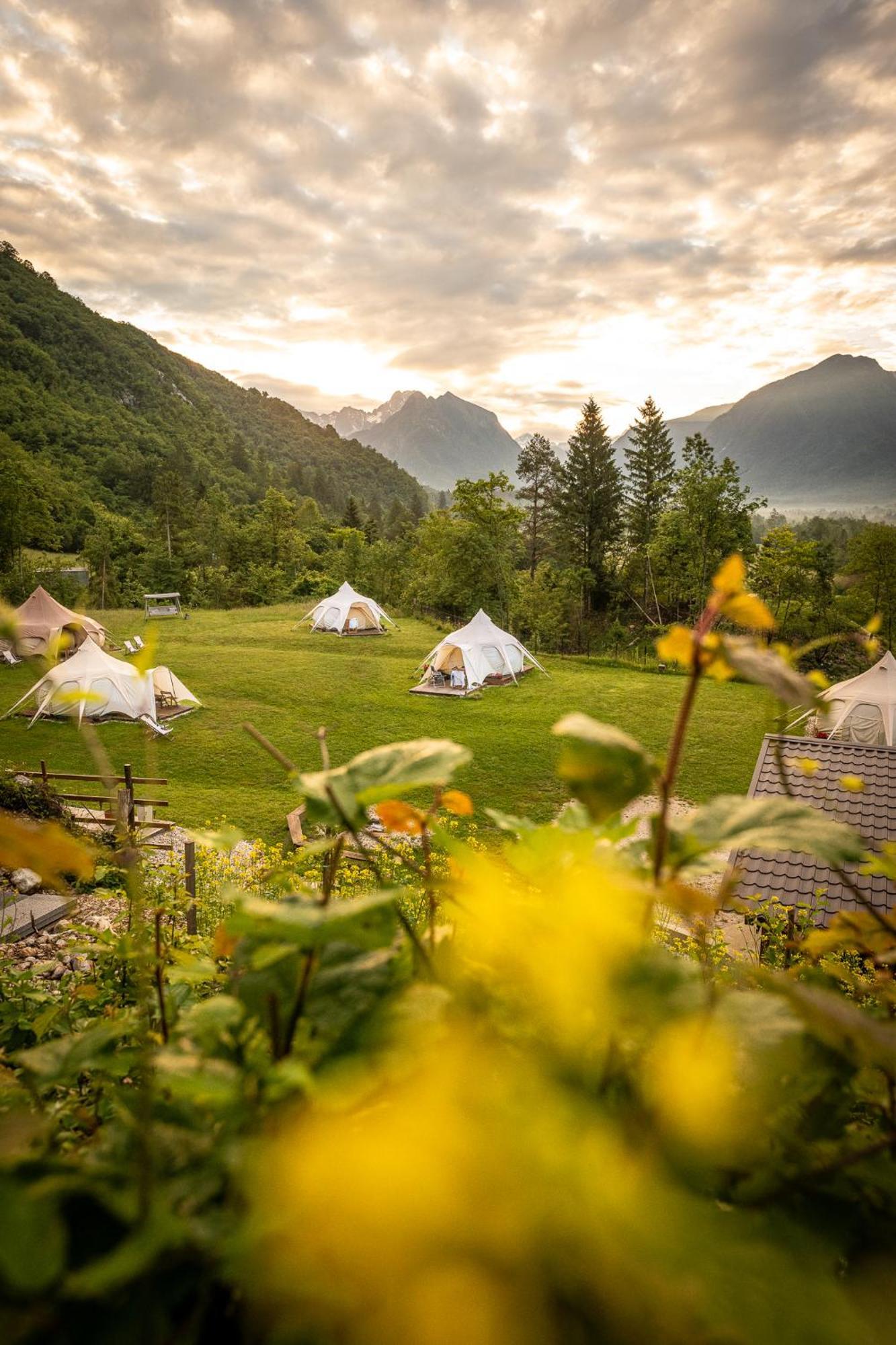 Hotel Glamping Gozdna Jasa Bovec Esterno foto